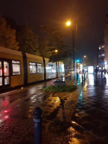 dunkel, Regen, Straßenbahn